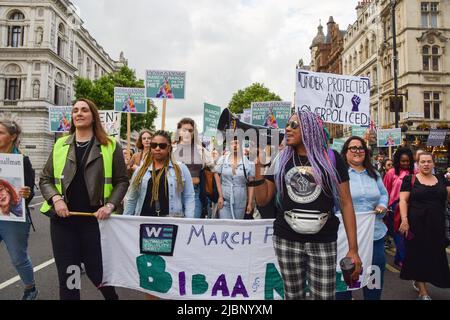 Londra, Regno Unito. 7th giugno 2022. I manifestanti marciano attraverso Westminster. I manifestanti hanno marciato attraverso Londra per protestare contro la violenza nei confronti delle donne, e per onorare Nicole Smallman e Bibaa Henry, due sorelle assassinate nel 2020. Il caso ha suscitato un ulteriore sdegno quando è emerso che due poliziotti hanno preso selfie con i loro corpi. I manifestanti marciarono dal Fryent Country Park, dove le due donne furono uccise, al New Scotland Yard. Credit: Vuk Valcic/Alamy Live News Foto Stock