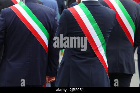 Molti sindaci con band tricolore durante l'incontro Foto Stock