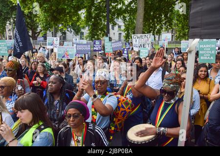 Londra, Regno Unito. 7th giugno 2022. Manifestanti fuori dal New Scotland Yard. I manifestanti hanno marciato attraverso Londra per protestare contro la violenza nei confronti delle donne, e per onorare Nicole Smallman e Bibaa Henry, due sorelle assassinate nel 2020. Il caso ha suscitato un ulteriore sdegno quando è emerso che due poliziotti hanno preso selfie con i loro corpi. I manifestanti marciarono dal Fryent Country Park, dove le due donne furono uccise, al New Scotland Yard. Credit: Vuk Valcic/Alamy Live News Foto Stock