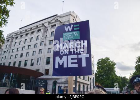 Londra, Regno Unito. 7th giugno 2022. Manifestanti fuori dal New Scotland Yard. I manifestanti hanno marciato attraverso Londra per protestare contro la violenza nei confronti delle donne, e per onorare Nicole Smallman e Bibaa Henry, due sorelle assassinate nel 2020. Il caso ha suscitato un ulteriore sdegno quando è emerso che due poliziotti hanno preso selfie con i loro corpi. I manifestanti marciarono dal Fryent Country Park, dove le due donne furono uccise, al New Scotland Yard. Credit: Vuk Valcic/Alamy Live News Foto Stock