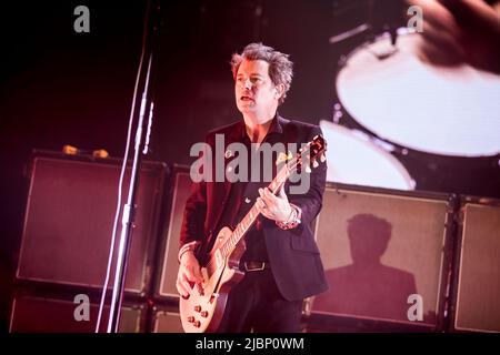 Copenaghen, Danimarca. 07th giugno 2022. La band rock americana Green Day suona un concerto dal vivo al Forum di Frederiksberg, Copenhagen. Qui il chitarrista Jason White è visto dal vivo sul palco. (Photo Credit: Gonzales Photo/Alamy Live News Foto Stock