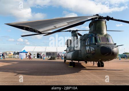 Fairford, Gloucestershire, Regno Unito - Luglio 2019: No 298 Squadron Royal Netherlands Air Force (Koninklijke Luchtmacht) CH-47D Chinook elicottero pesante (. Foto Stock