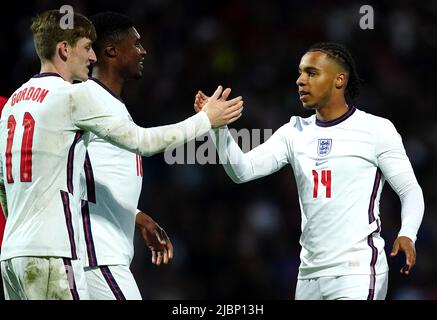 Cameron Archer (a destra) in Inghilterra festeggia il terzo gol del gioco con i compagni di squadra durante la partita di qualificazione del Campionato europeo UEFA U21 al Proact Stadium di Chesterfield. Data foto: Martedì 7 giugno 2022. Foto Stock