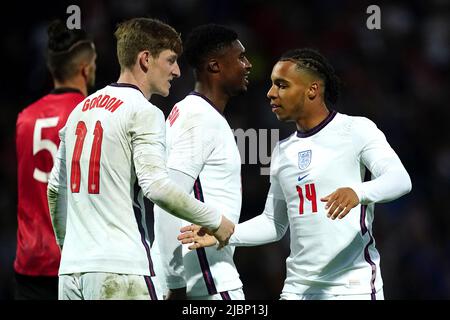 Cameron Archer (a destra) in Inghilterra festeggia il terzo gol del gioco con i compagni di squadra durante la partita di qualificazione del Campionato europeo UEFA U21 al Proact Stadium di Chesterfield. Data foto: Martedì 7 giugno 2022. Foto Stock