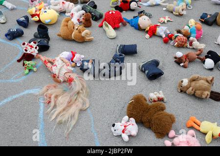 Lubiana, Slovenia. 07th giugno 2022. Bambole per bambini macchiate di vernice rossa si stese a terra durante un raduno europeo per la protezione dei bambini ucraini colpiti dalla guerra in Ucraina. Finora sono stati segnalati oltre 240 bambini uccisi durante la guerra. Credit: SOPA Images Limited/Alamy Live News Foto Stock