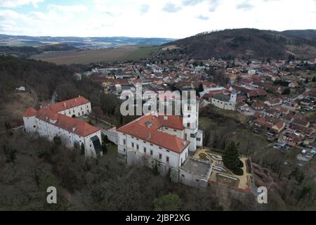 Černá Hora è una città di mercato del distretto di Blansko, nella regione della Moravia meridionale della Repubblica Ceca, con vista panoramica aerea del castello di Cerna Hora Foto Stock