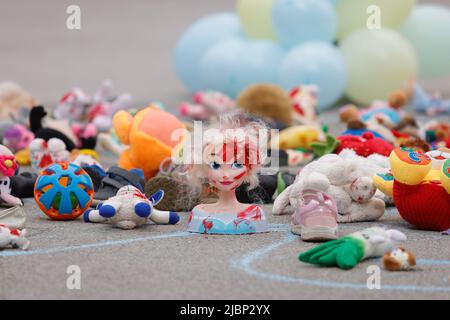 Lubiana, Slovenia. 07th giugno 2022. Bambole per bambini macchiate di vernice rossa si stese a terra durante un raduno europeo per la protezione dei bambini ucraini colpiti dalla guerra in Ucraina. Finora sono stati segnalati oltre 240 bambini uccisi durante la guerra. (Foto di Luka Dakskobler/SOPA Images/Sipa USA) Credit: Sipa USA/Alamy Live News Foto Stock