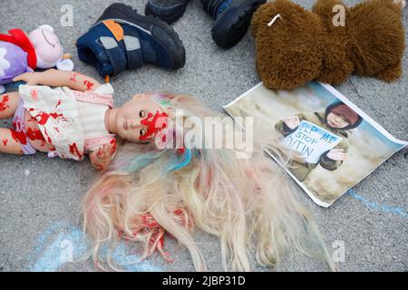 Lubiana, Slovenia. 07th giugno 2022. Una bambola di un bambino macchiata di vernice rossa si stende a terra durante un raduno europeo per la protezione dei bambini ucraini colpiti dalla guerra in Ucraina. Finora sono stati segnalati oltre 240 bambini uccisi durante la guerra. (Foto di Luka Dakskobler/SOPA Images/Sipa USA) Credit: Sipa USA/Alamy Live News Foto Stock