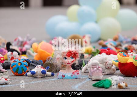 Lubiana, Slovenia. 07th giugno 2022. Bambole per bambini macchiate di vernice rossa si stese a terra durante un raduno europeo per la protezione dei bambini ucraini colpiti dalla guerra in Ucraina. Finora sono stati segnalati oltre 240 bambini uccisi durante la guerra. (Foto di Luka Dakskobler/SOPA Images/Sipa USA) Credit: Sipa USA/Alamy Live News Foto Stock