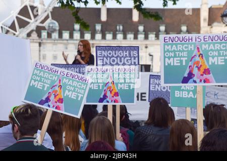 Londra, Regno Unito. 7th giugno 2022. Manifestanti fuori dal New Scotland Yard. I manifestanti hanno marciato attraverso Londra per protestare contro la violenza nei confronti delle donne, e per onorare Nicole Smallman e Bibaa Henry, due sorelle assassinate nel 2020. Il caso ha suscitato un ulteriore sdegno quando è emerso che due poliziotti hanno preso selfie con i loro corpi. I manifestanti marciarono dal Fryent Country Park, dove le due donne furono uccise, al New Scotland Yard. Credit: Vuk Valcic/Alamy Live News Foto Stock