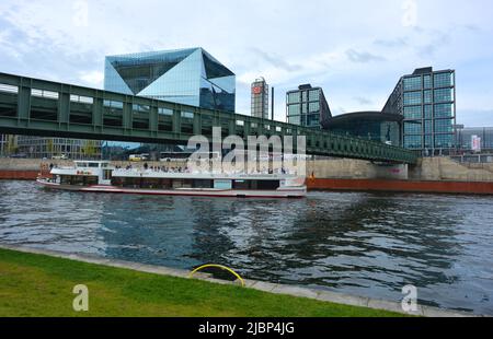 Berlino, Germania 04-20-2022 stazione centrale e Gustav Heinemann passerella sul fiume Sprea Foto Stock