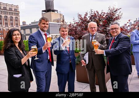 La figura mostra un incontro con AB Inbev a New York, USA, durante una Missione economica belga negli Stati Uniti d'America, martedì 07 giugno 2022. Dal 4th al 12th giugno una delegazione con la Principessa e vari Ministri visiterà Atlanta, New York e Boston. BELGA PHOTO LAURIE DIEFFEMBACQ Foto Stock