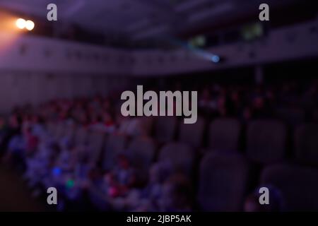 Sala eventi con sedie su sfondo sfocato. Il pubblico di una sala concerti di musica o di una sala conferenze per seminari nel settore educativo e creativo. Foto di alta qualità Foto Stock