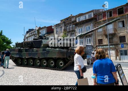 Leopard 2A6 carro armato principale di battaglia, forza militare portoghese. Paesi NATO. Battaglia Tank Leopard nella città con i civili a piedi intorno. Foto Stock