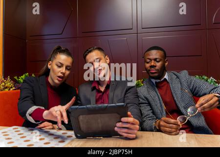 Gruppo di persone di busniess multirazziale stanno avendo una discussione Foto Stock