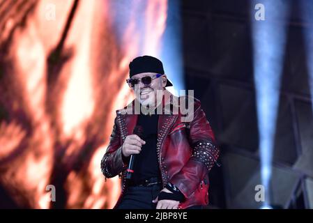 Napoli, Italia. 7th giugno 2022. Il cantante italiano Vasco Rossi si esibisce allo stadio Diego Maradona con il suo tour dal vivo 2022 a Napoli. (Credit Image: © Paola Visone/Pacific Press via ZUMA Press Wire) Foto Stock