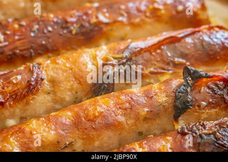 Piffero le salsicce calde sul primo piano della teglia da forno Foto Stock