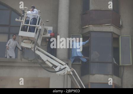 Lahore, Punjab, Pakistan. 7th giugno 2022. I vigili del fuoco pakistani salvano le persone bloccate dopo un incendio di massa nell'edificio fuori dall'ufficio CCPO a causa di un corto circuito, nella capitale provinciale di Lahore. Il personale di soccorso di 1122 Servizio sta ricoverando le persone inconsce a causa del fumo massiccio dopo il fuoco in un edificio, almeno due persone scadute e 42 persone salvate. (Credit Image: © Rana Sajid Hussain/Pacific Press via ZUMA Press Wire) Foto Stock
