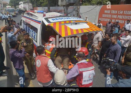 Lahore, Punjab, Pakistan. 7th giugno 2022. I vigili del fuoco pakistani salvano le persone bloccate dopo un incendio di massa nell'edificio fuori dall'ufficio CCPO a causa di un corto circuito, nella capitale provinciale di Lahore. Il personale di soccorso di 1122 Servizio sta ricoverando le persone inconsce a causa del fumo massiccio dopo il fuoco in un edificio, almeno due persone scadute e 42 persone salvate. (Credit Image: © Rana Sajid Hussain/Pacific Press via ZUMA Press Wire) Foto Stock