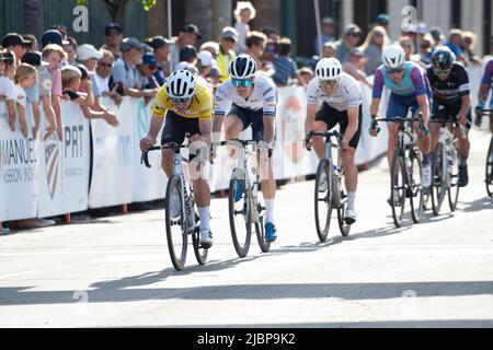 Il peloton maschile durante la fase Criterium di Redlands della gara di 2022 Redlands Classic Stage. Foto Stock