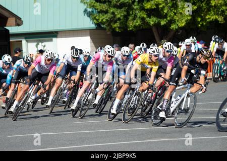 Il peloton maschile si fa un angolo ad alta velocità durante il Redlands Downtown Criterium, parte della Redlands Classic Stage Race 2022. Foto Stock