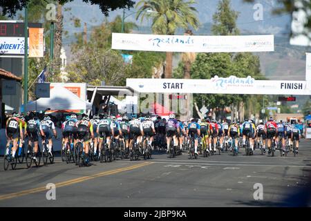 Il peloton maschile durante la fase Criterium di Redlands della gara di 2022 Redlands Classic Stage. Foto Stock