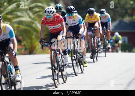 Il peloton femminile durante il Sunset Loop, fase 5 del 2022 Redlands Classic Foto Stock