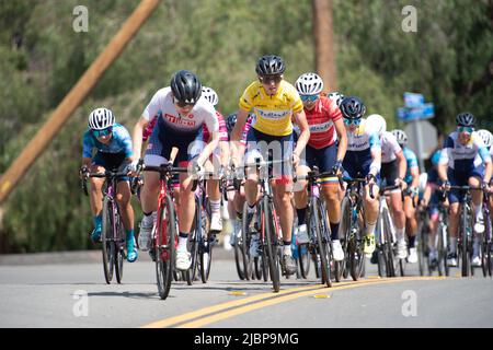 Il peloton femminile durante il Sunset Loop, fase 5 del 2022 Redlands Classic Foto Stock