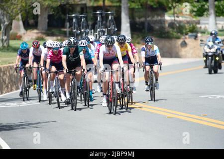 Il peloton femminile durante il Sunset Loop, fase 5 del 2022 Redlands Classic Foto Stock