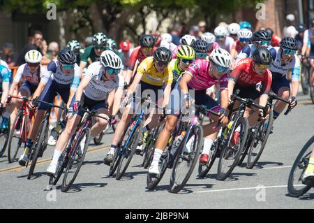 Corse di pelotoni da donna durante il Criterium classico delle Redlands nel centro di Redlands, California Foto Stock