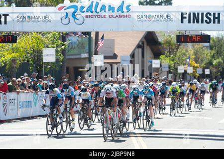 Corse di pelotoni da donna durante il Criterium classico delle Redlands nel centro di Redlands, California Foto Stock