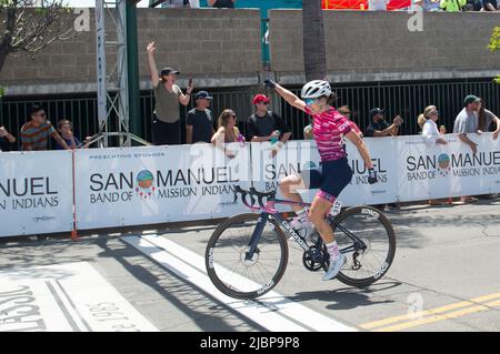 Erica Clevenger del DNA Pro Cycling team vince la fase 5 del Redlands Classic. Foto Stock