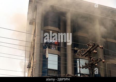 Lahore, Punjab, Pakistan. 7th giugno 2022. I vigili del fuoco pakistani salvano le persone bloccate dopo un incendio di massa nell'edificio fuori dall'ufficio CCPO a causa di un corto circuito, nella capitale provinciale di Lahore. Il personale di soccorso di 1122 Servizio sta ricoverando le persone inconsce a causa del fumo massiccio dopo il fuoco in un edificio, almeno due persone scadute e 42 persone salvate. (Credit Image: © Rana Sajid Hussain/Pacific Press via ZUMA Press Wire) Foto Stock
