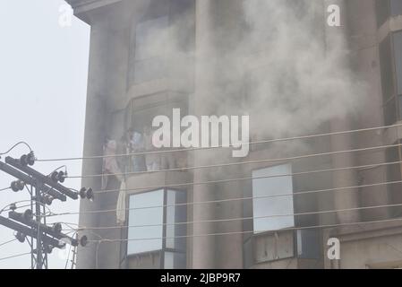 Lahore, Punjab, Pakistan. 7th giugno 2022. I vigili del fuoco pakistani salvano le persone bloccate dopo un incendio di massa nell'edificio fuori dall'ufficio CCPO a causa di un corto circuito, nella capitale provinciale di Lahore. Il personale di soccorso di 1122 Servizio sta ricoverando le persone inconsce a causa del fumo massiccio dopo il fuoco in un edificio, almeno due persone scadute e 42 persone salvate. (Credit Image: © Rana Sajid Hussain/Pacific Press via ZUMA Press Wire) Foto Stock