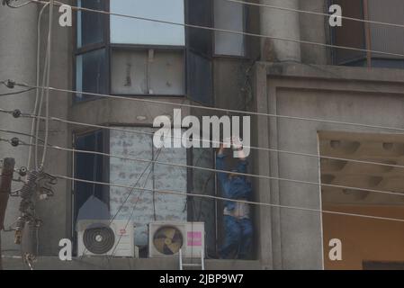 Lahore, Punjab, Pakistan. 7th giugno 2022. I vigili del fuoco pakistani salvano le persone bloccate dopo un incendio di massa nell'edificio fuori dall'ufficio CCPO a causa di un corto circuito, nella capitale provinciale di Lahore. Il personale di soccorso di 1122 Servizio sta ricoverando le persone inconsce a causa del fumo massiccio dopo il fuoco in un edificio, almeno due persone scadute e 42 persone salvate. (Credit Image: © Rana Sajid Hussain/Pacific Press via ZUMA Press Wire) Foto Stock