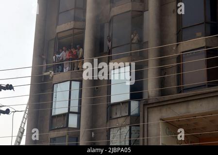 Lahore, Punjab, Pakistan. 7th giugno 2022. I vigili del fuoco pakistani salvano le persone bloccate dopo un incendio di massa nell'edificio fuori dall'ufficio CCPO a causa di un corto circuito, nella capitale provinciale di Lahore. Il personale di soccorso di 1122 Servizio sta ricoverando le persone inconsce a causa del fumo massiccio dopo il fuoco in un edificio, almeno due persone scadute e 42 persone salvate. (Credit Image: © Rana Sajid Hussain/Pacific Press via ZUMA Press Wire) Foto Stock