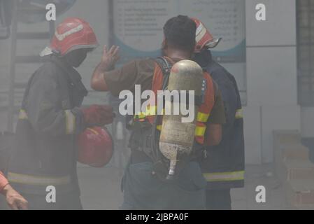 Lahore, Punjab, Pakistan. 7th giugno 2022. I vigili del fuoco pakistani salvano le persone bloccate dopo un incendio di massa nell'edificio fuori dall'ufficio CCPO a causa di un corto circuito, nella capitale provinciale di Lahore. Il personale di soccorso di 1122 Servizio sta ricoverando le persone inconsce a causa del fumo massiccio dopo il fuoco in un edificio, almeno due persone scadute e 42 persone salvate. (Credit Image: © Rana Sajid Hussain/Pacific Press via ZUMA Press Wire) Foto Stock