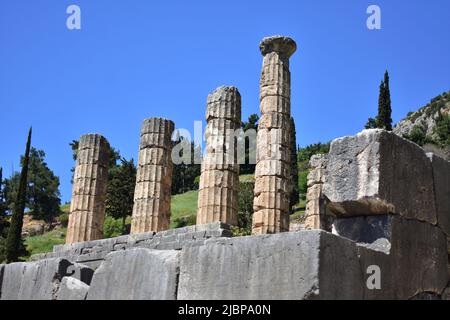 Antiche rovine dell'area archeologica di Delfi, una città in Grecia. Foto Stock