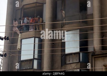 Lahore, Punjab, Pakistan. 7th giugno 2022. I vigili del fuoco pakistani salvano le persone bloccate dopo un incendio di massa nell'edificio fuori dall'ufficio CCPO a causa di un corto circuito, nella capitale provinciale di Lahore. Il personale di soccorso di 1122 Servizio sta ricoverando le persone inconsce a causa del fumo massiccio dopo il fuoco in un edificio, almeno due persone scadute e 42 persone salvate. (Credit Image: © Rana Sajid Hussain/Pacific Press via ZUMA Press Wire) Foto Stock