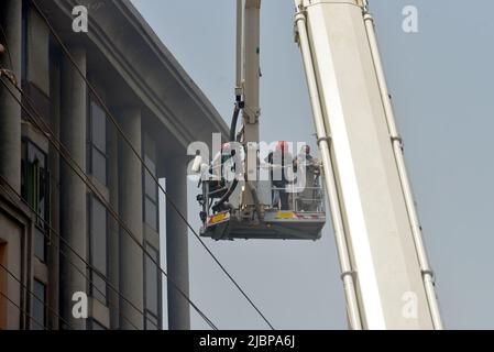 Lahore, Punjab, Pakistan. 7th giugno 2022. I vigili del fuoco pakistani salvano le persone bloccate dopo un incendio di massa nell'edificio fuori dall'ufficio CCPO a causa di un corto circuito, nella capitale provinciale di Lahore. Il personale di soccorso di 1122 Servizio sta ricoverando le persone inconsce a causa del fumo massiccio dopo il fuoco in un edificio, almeno due persone scadute e 42 persone salvate. (Credit Image: © Rana Sajid Hussain/Pacific Press via ZUMA Press Wire) Foto Stock