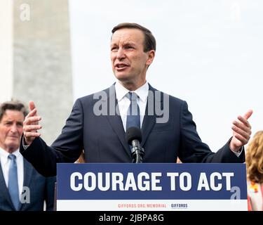 Washington, Stati Uniti. 07th giugno 2022. Il senatore statunitense Chris Murphy (D-CT) parla all'apertura del National Gun violence Memorial. Credit: SOPA Images Limited/Alamy Live News Foto Stock