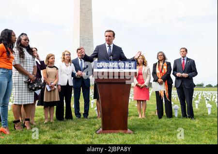 Washington, Stati Uniti. 07th giugno 2022. Il senatore statunitense Chris Murphy (D-CT) parla all'apertura del National Gun violence Memorial. Credit: SOPA Images Limited/Alamy Live News Foto Stock