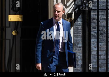 Londra, Regno Unito. 07th giugno 2022. Dominic Raab lascia una riunione di gabinetto a Downing Street, Londra. Il primo ministro Boris Johnson ha detto al suo gabinetto di “decraw a line” sotto lo scandalo Partygate dopo che è sopravvissuto per poco a un voto di fiducia nella sua leadership ieri entro il 211-148. Credit: SOPA Images Limited/Alamy Live News Foto Stock