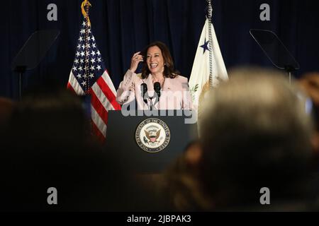 Los Angeles, Stati Uniti. 07th giugno 2022. Il Vice Presidente DEGLI STATI UNITI Kamala Harris commenta "nelle sue mani" un evento che promuove l'empowerment femminile, al IX Summit of the Americas di Los Angeles, California, USA, 07 giugno 2022. Credit: Sipa USA/Alamy Live News Foto Stock