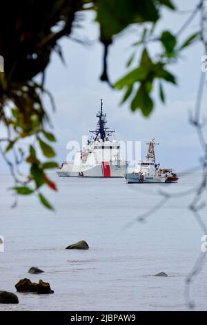 La nave pattugliatrice Juan Rafael Mora Porras (P1101), la Cutter per la sicurezza nazionale USCGC Hamilton (WMSL 753) e la guardia costiera del Costa Rica (Guardacostas) della classe Legenda, ancorano a Isla del Coco, Repubblica del Costa Rica, il 22 aprile 2022, sostenendo misure più numerose per proteggere habitat biodiversi nell'emisfero occidentale. L'equipaggio di Hamilton ha condotto un dispiegamento multi-missione di 12 settimane nell'Oceano Pacifico Orientale e nel Mare dei Caraibi. (Foto del Vice Capo della Missione Marcos Mandojana). Foto Stock