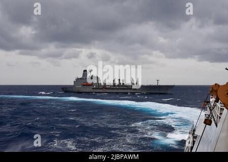 L’equipaggio della Cutter per la sicurezza nazionale della classe Legend USCGC Hamilton (WMSL 753) svolge un esercizio di rifornimento in mare con USNS Kanawha (T-AO-196) il 23 marzo 2022, durante la disponibilità di addestramento della nave su misura. la scia della nave mostra la prossimità richiesta per eseguire la procedura di disaccoppiamento standard. L'equipaggio di Hamilton ha condotto un dispiegamento multi-missione di 12 settimane nell'Oceano Pacifico Orientale e nel Mare dei Caraibi. (STATI UNITI Guardia costiera foto di Ensign Ethan Geurtsen) Foto Stock