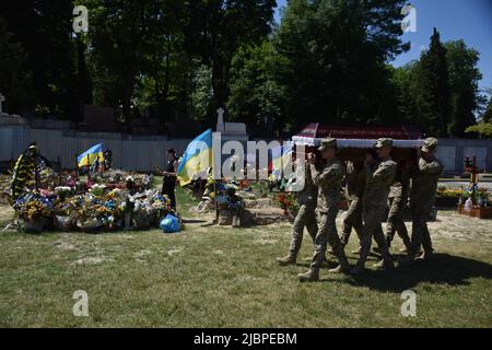 Lviv, Ucraina. 07th giugno 2022. I militari ucraini trasportano la bara con il corpo durante la cerimonia di addio del soldato caduto. Il soldato ucraino Anton Velychko, morto il 23rd maggio in una battaglia con le truppe russe nei pressi di Avdiivka, nella regione di Donetsk, è stato sepolto nel cimitero di Lychakiv a Lviv. Si offrì volontariamente per la guerra dopo che la Russia invase l'Ucraina il 24 febbraio e lanciò una guerra su vasta scala. Credit: SOPA Images Limited/Alamy Live News Foto Stock