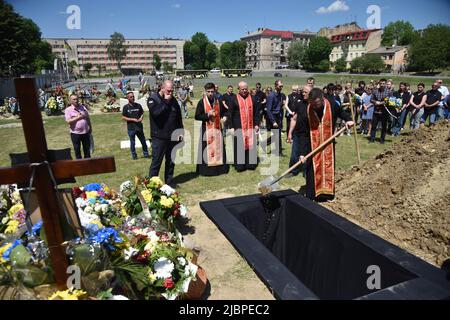 Lviv, Ucraina. 07th giugno 2022. Un sacerdote ha visto guidare durante la cerimonia di addio del soldato caduto. Il soldato ucraino Anton Velychko, morto il 23rd maggio in una battaglia con le truppe russe nei pressi di Avdiivka, nella regione di Donetsk, è stato sepolto nel cimitero di Lychakiv a Lviv. Si offrì volontariamente per la guerra dopo che la Russia invase l'Ucraina il 24 febbraio e lanciò una guerra su vasta scala. Credit: SOPA Images Limited/Alamy Live News Foto Stock