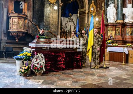 Lviv, Ucraina. 07th giugno 2022. I soldati ucraini piangono davanti alla bara del loro compagno durante il funerale. Funerali militari per il soldato ucraino, Anton di 36 anni da Lviv, uccisi ad Avdiivka, nella regione di Donetsk, nella Chiesa della Garrisone di San Pietro e Paolo. (Foto di Rick Mave/SOPA Images/Sipa USA) Credit: Sipa USA/Alamy Live News Foto Stock