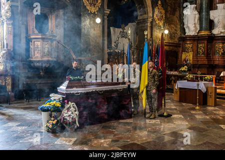 Lviv, Ucraina. 07th giugno 2022. I soldati ucraini piangono davanti alla bara del loro compagno durante il funerale. Funerali militari per il soldato ucraino, Anton di 36 anni da Lviv, uccisi ad Avdiivka, nella regione di Donetsk, nella Chiesa della Garrisone di San Pietro e Paolo. (Foto di Rick Mave/SOPA Images/Sipa USA) Credit: Sipa USA/Alamy Live News Foto Stock